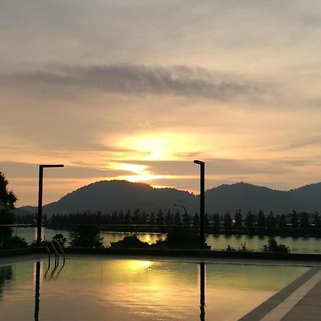 Marina Heights Seaview Resort Apartment II Lumut Kültér fotó