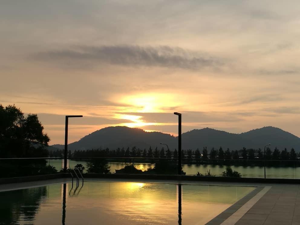 Marina Heights Seaview Resort Apartment II Lumut Kültér fotó