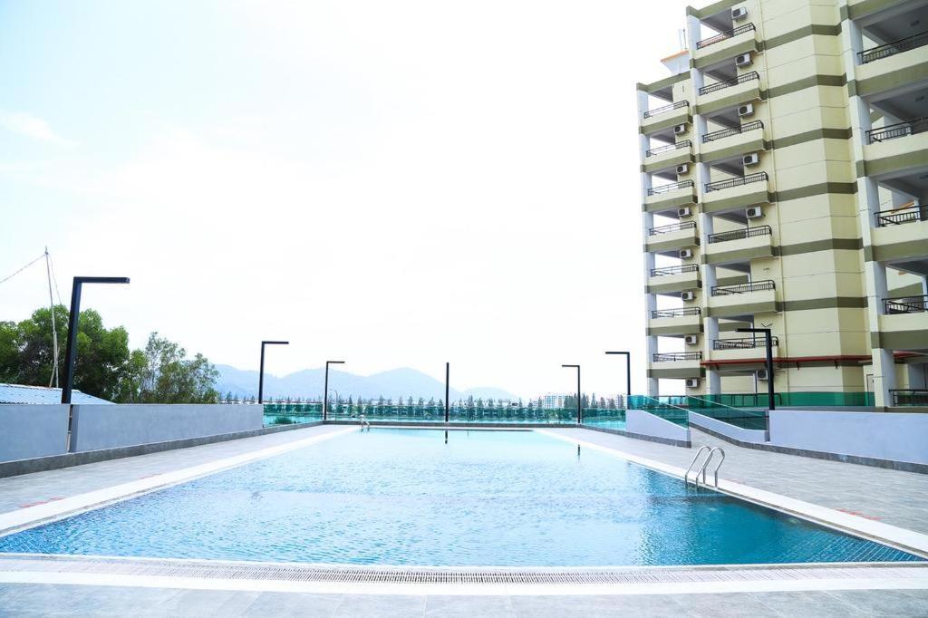 Marina Heights Seaview Resort Apartment II Lumut Kültér fotó